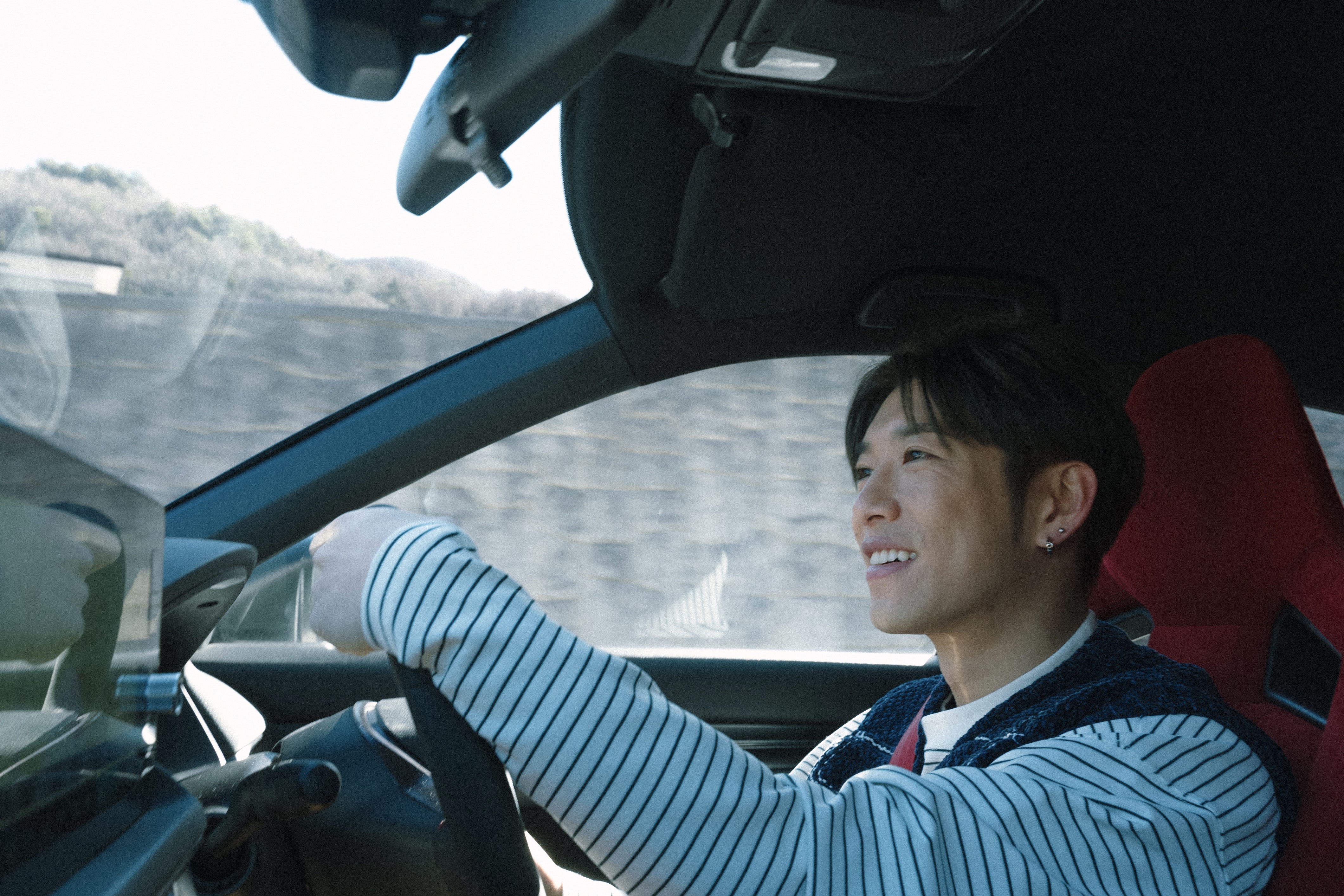 洪嘉豪新歌《黑玻璃》MV 終極自肥 — 點名要揸愛驅，日本賽車道 「試車」！