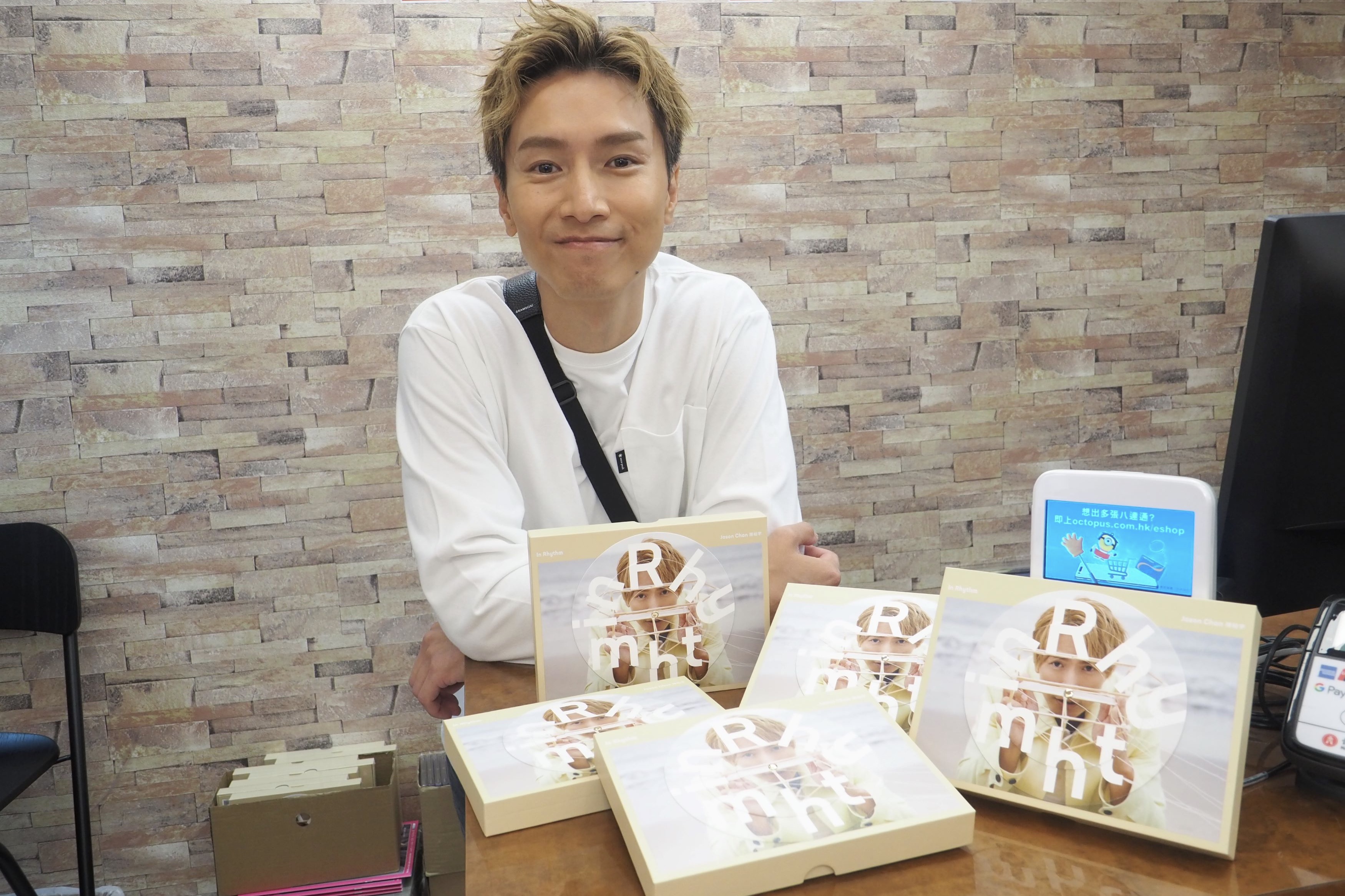 帶同全新專輯《in Rhythm》到唱片店視察銷情 — 陳柏宇有求必應，鬧市巡舖變「吹水大會」！