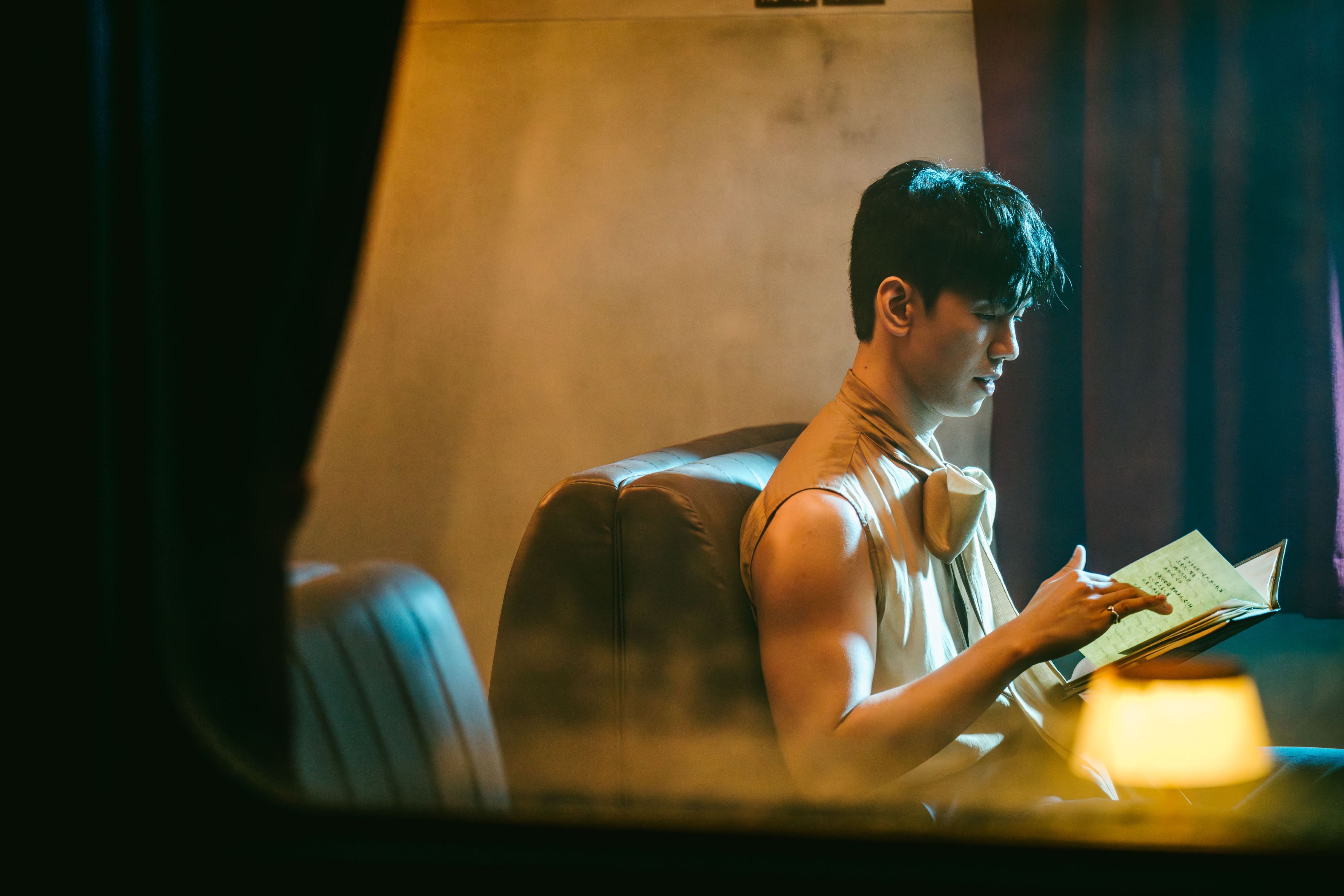 Phil 林奕匡新歌〈波希米亞 (沒有) 狂想曲〉為藝術犧牲，因拍 MV 慘被扔至全身瘀傷！