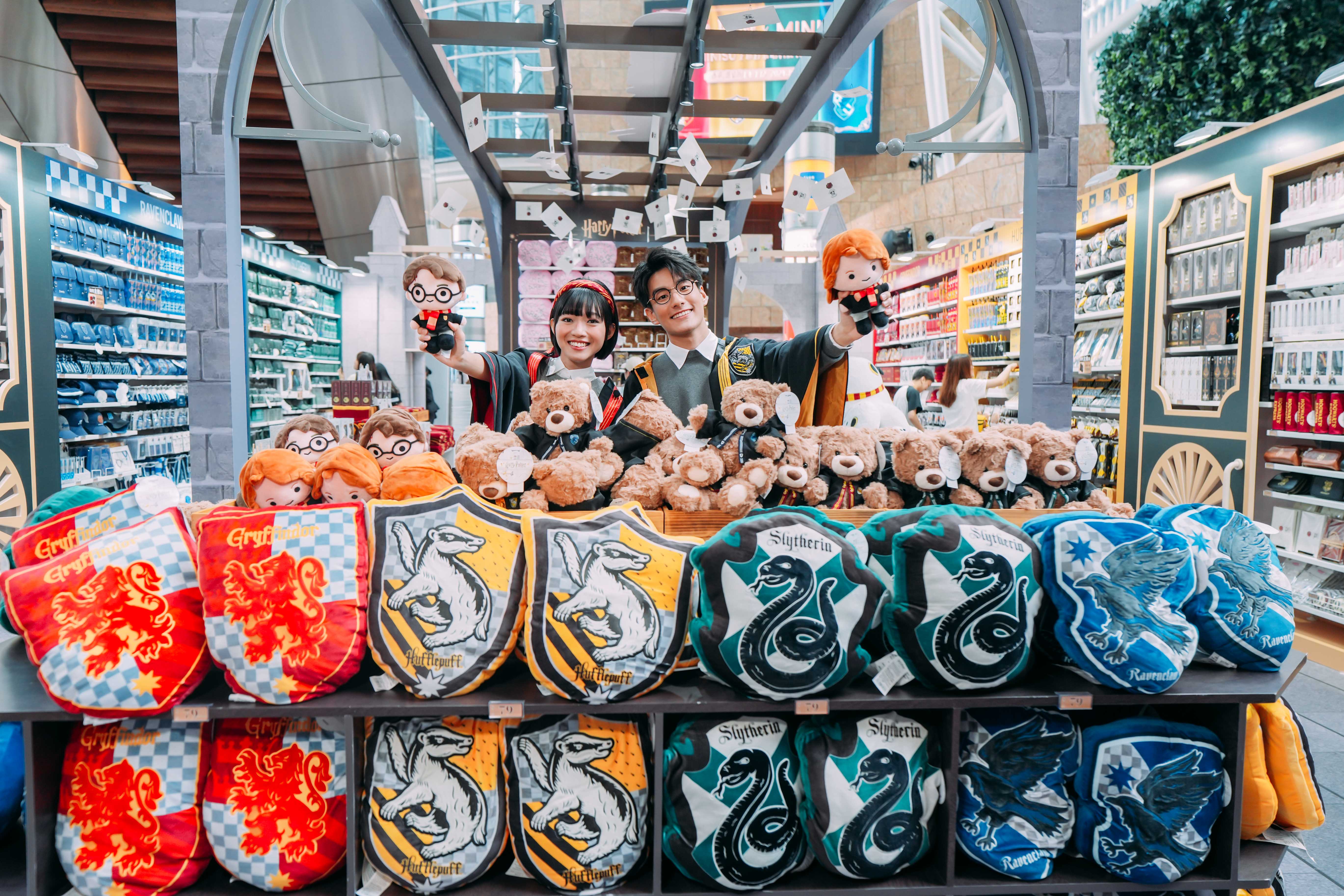 哈利波特 x MINISO 全球首家快閃店 — 逾 500 款聯名產品、經典場景打卡位！