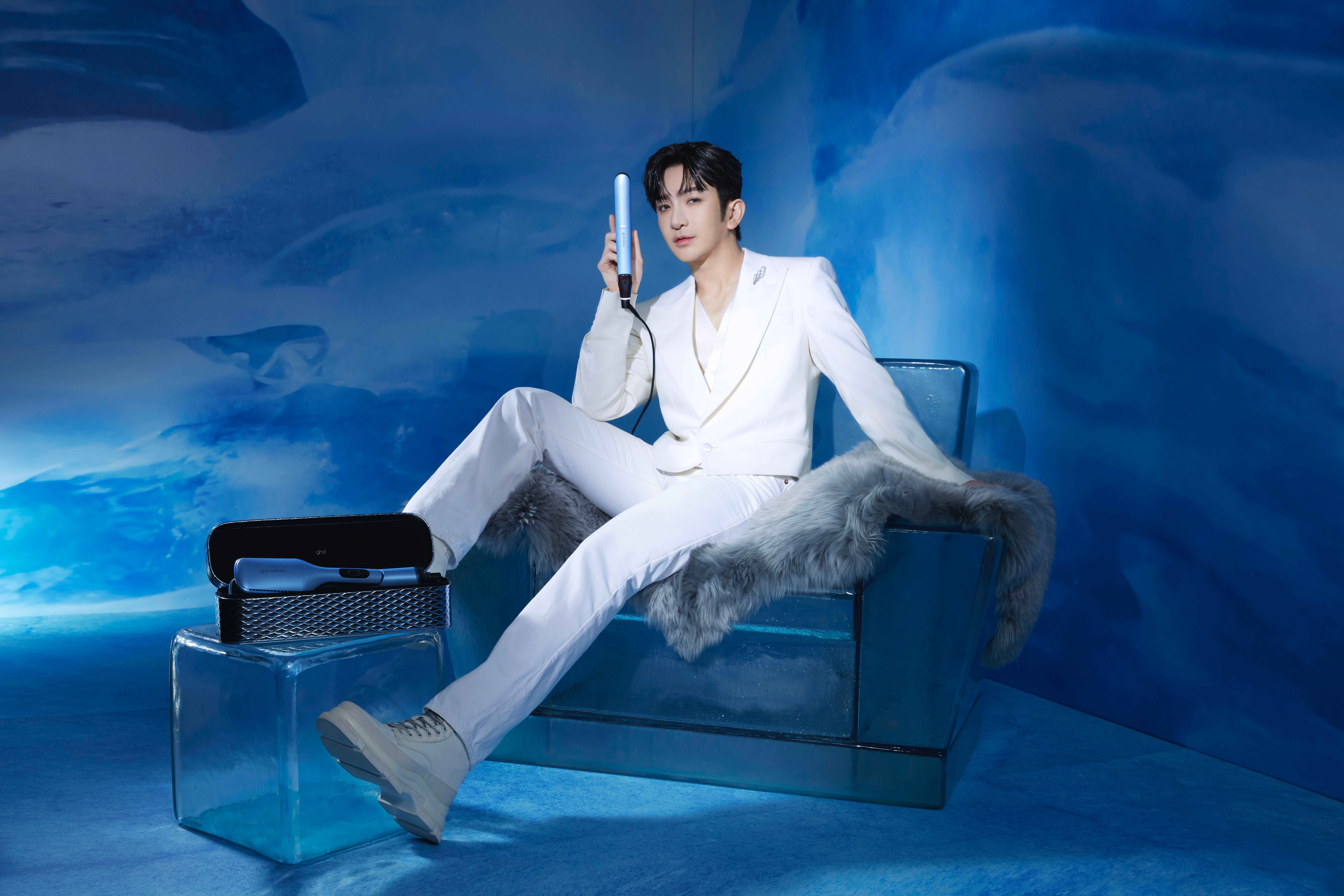 教主 Anson Lo 以 ghd ICED LUXE 奢華冰藍造型夾為聖誕打造冰爽型格髮型，造型照終亮相！