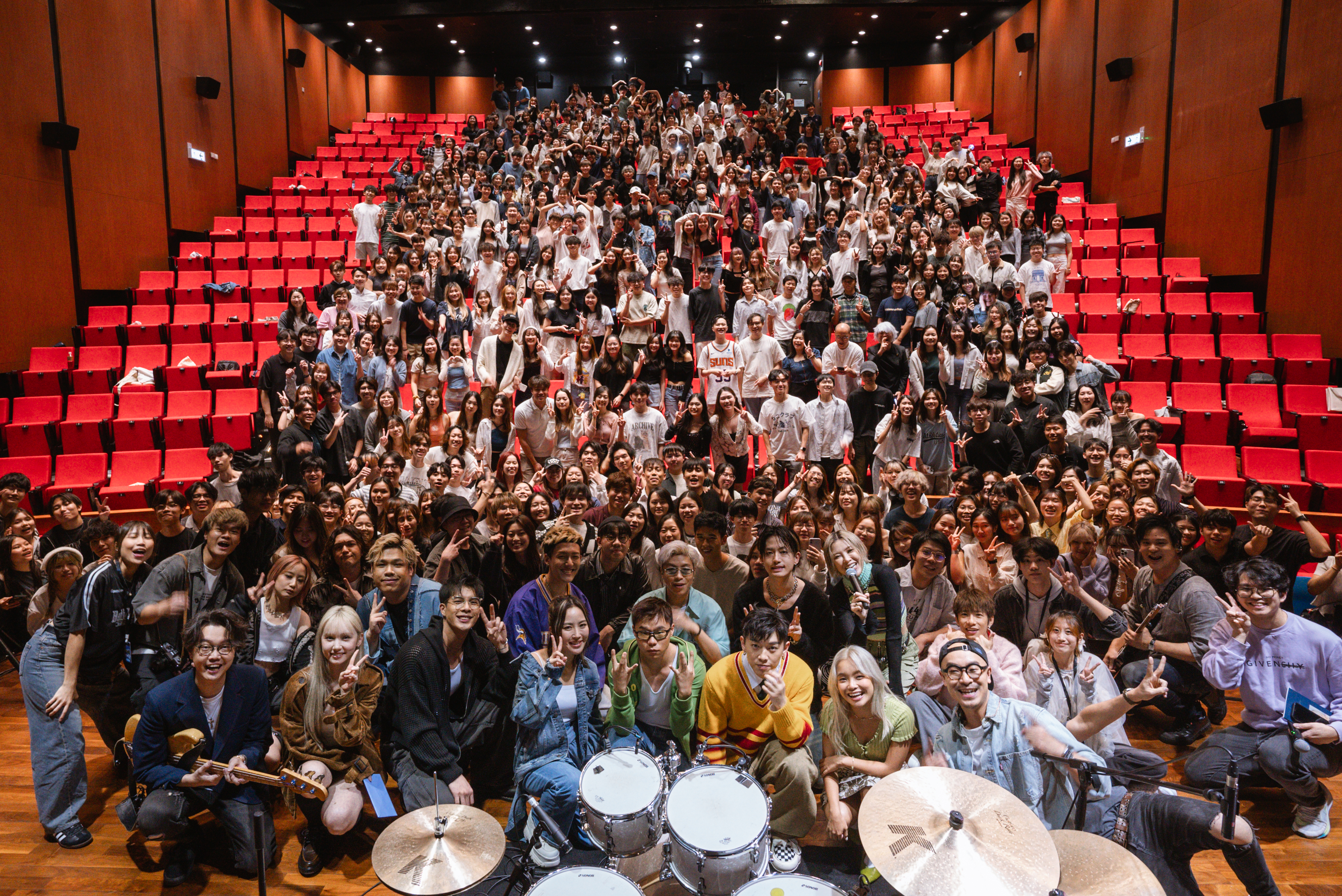 華納 School Tour 近距離大派福利，全場大合唱氣氛熱烈！