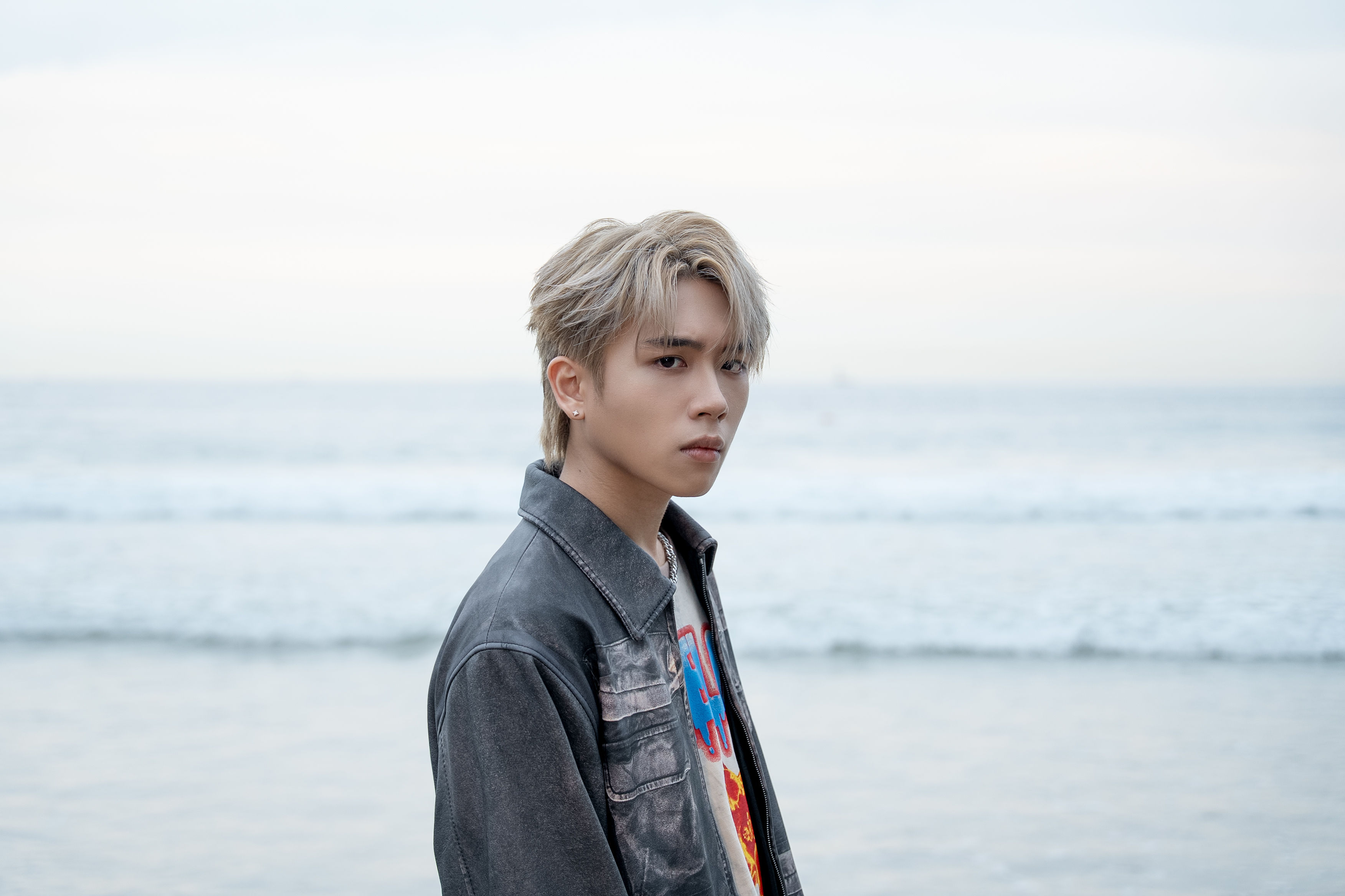 英皇新人黃峻熙暗戀出道作，〈拖多幾百天〉唱出 Gen Z 的「兵仔回憶」