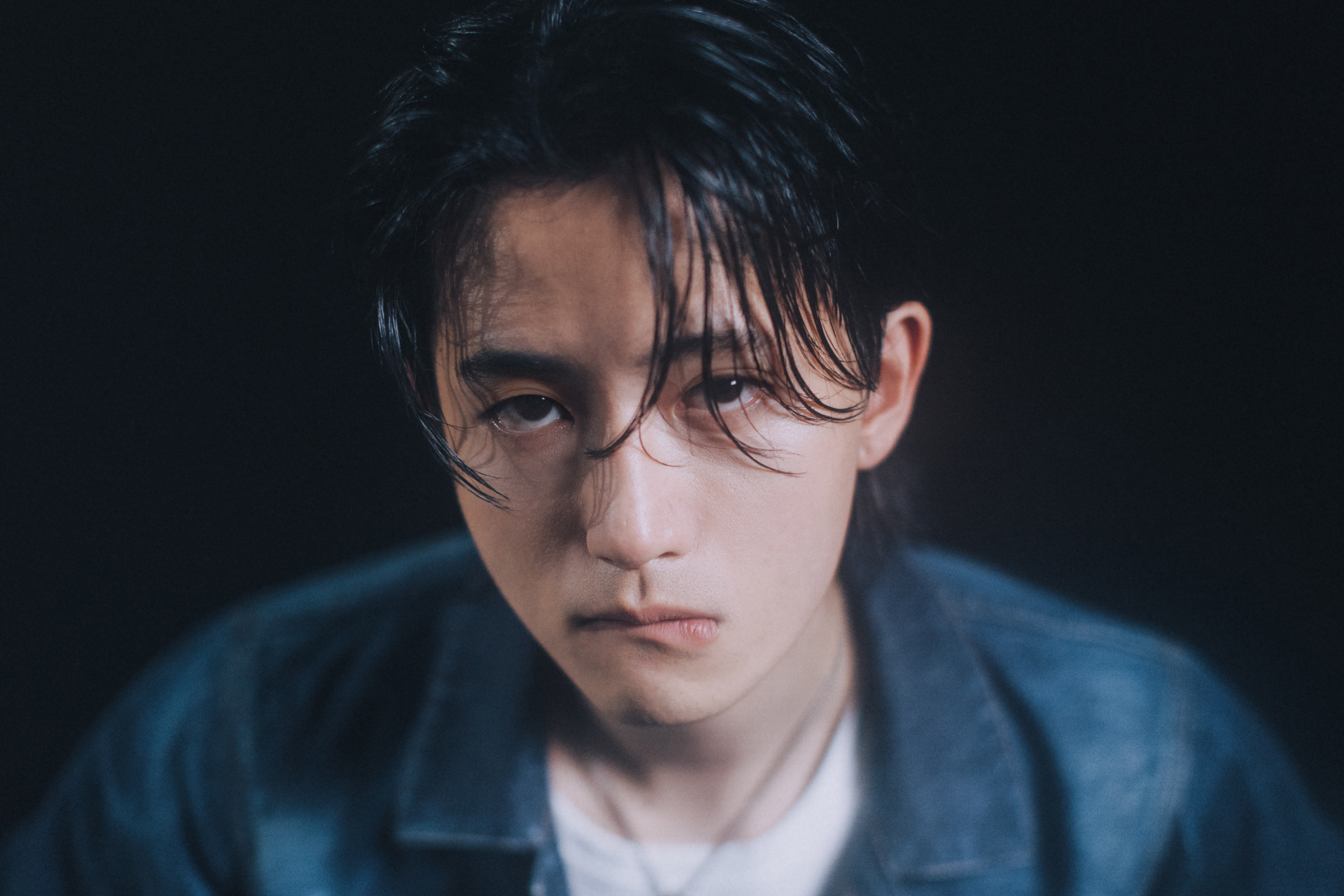 Lewsz〈我 (上個月) 真的喜歡你〉靈感取材真實愛情經歷，拍 MV 被連環掌摑至目光呆滯
