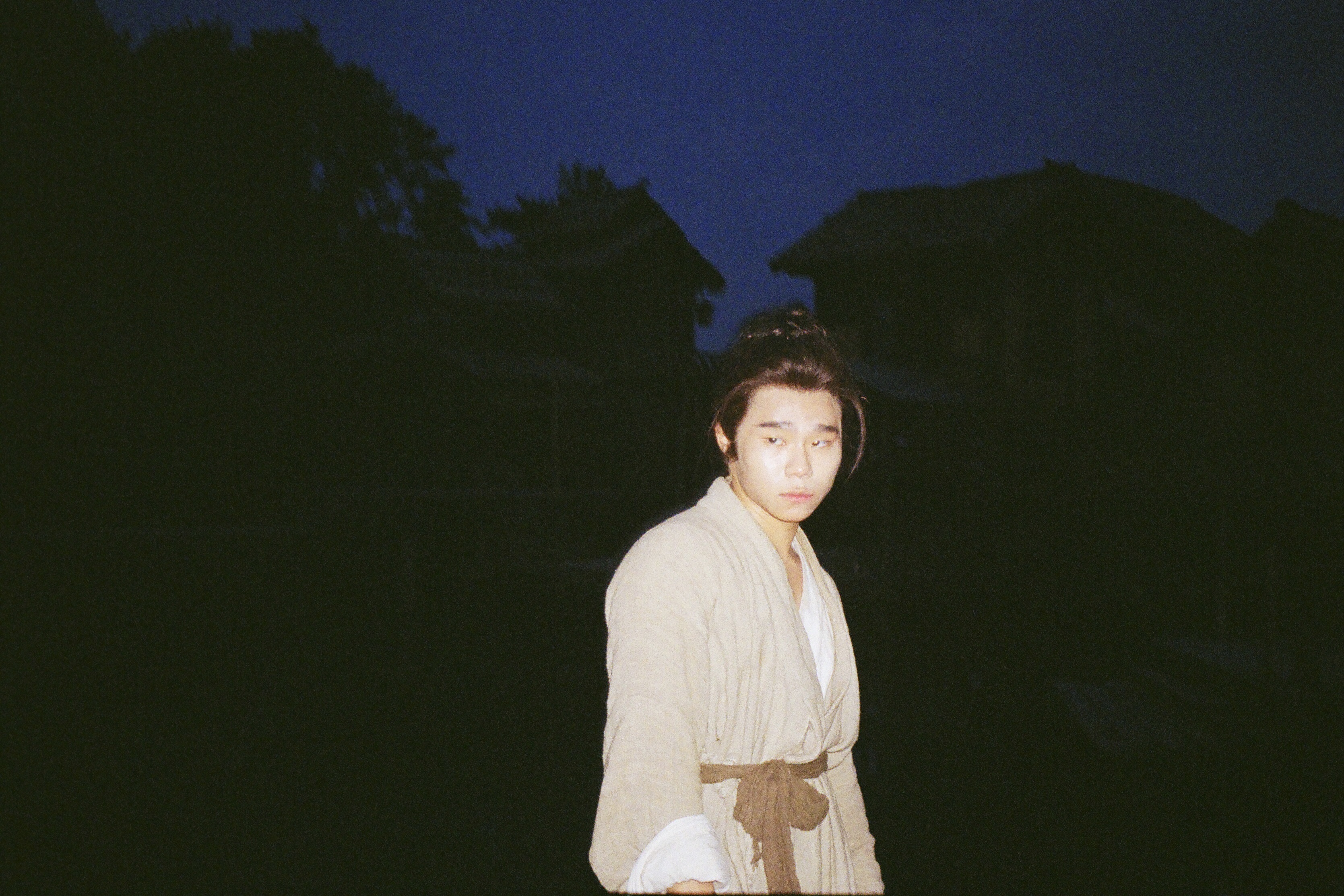 湯令山新歌〈泥菩薩〉赴橫店古裝街拍攝，百人參與製作重現歷史故事