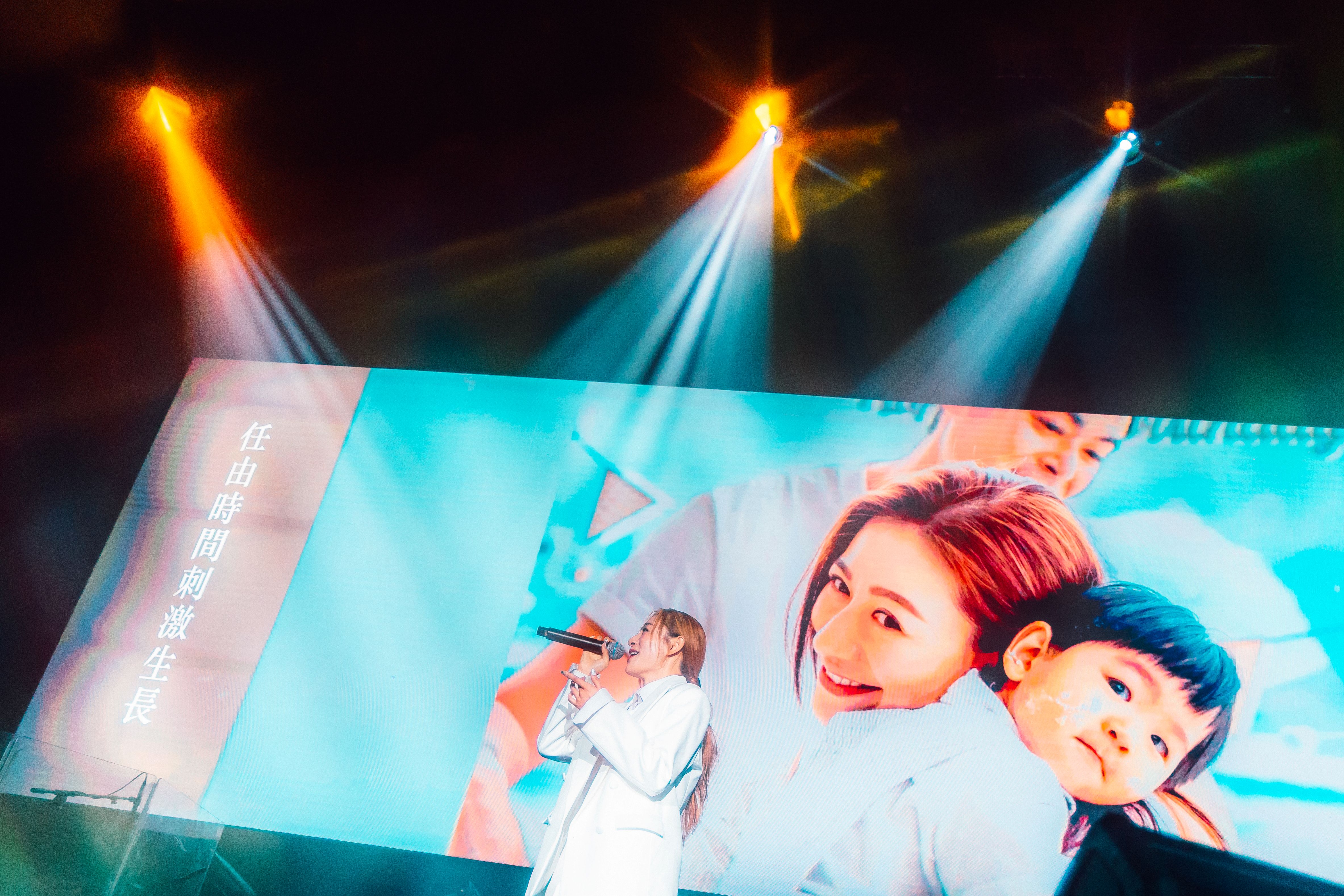 江若琳推出新歌〈把自己還給自己〉唱出勇敢無畏的心聲，感激老公 Oscar 以激發性方式陪伴：「而家嘅我真正係屬於我自己。」