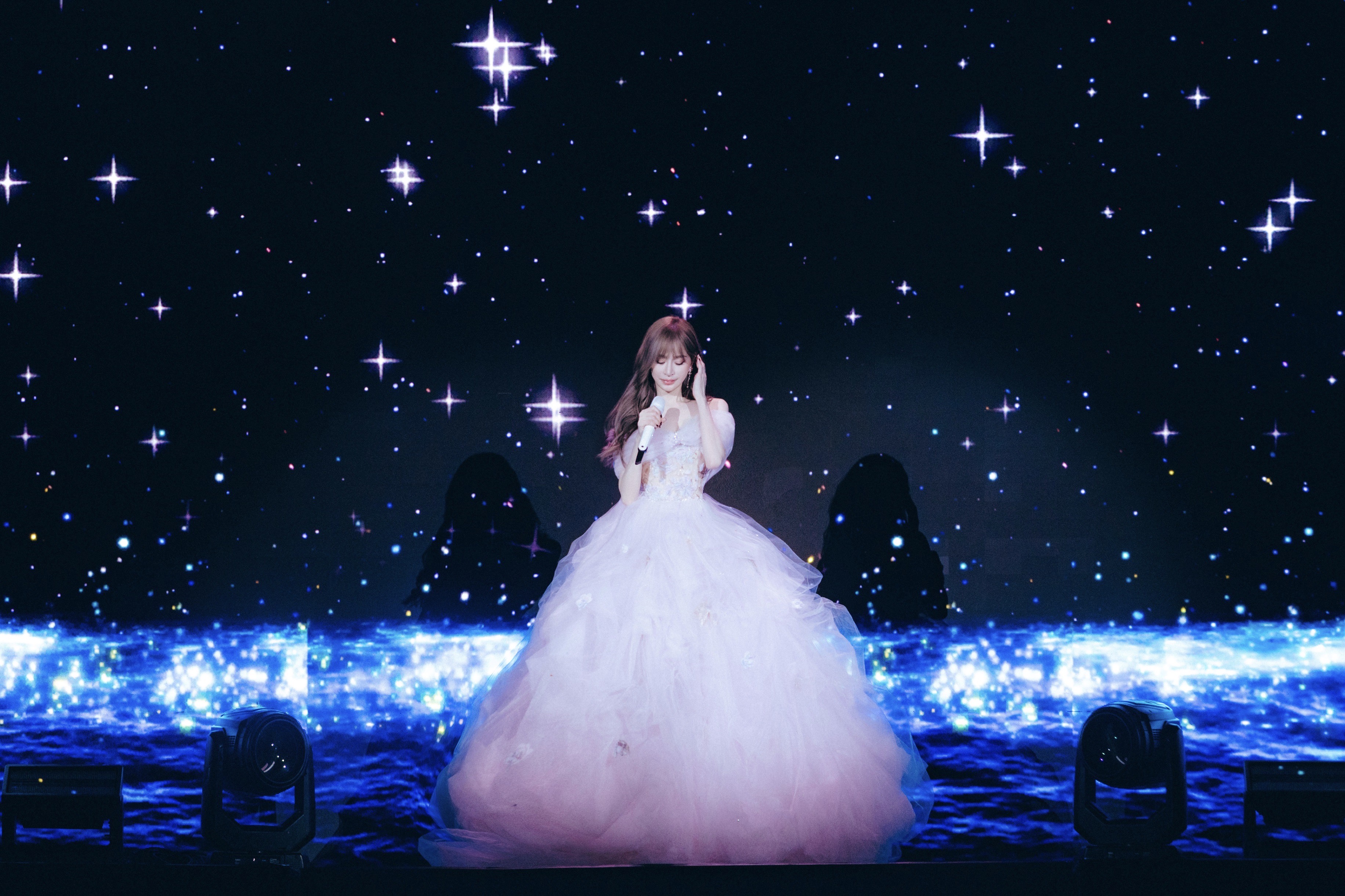 王心凌成首位登上紐約 The Theater at MSG 華人女歌手，引領全場為香港大埔火災受難者默哀