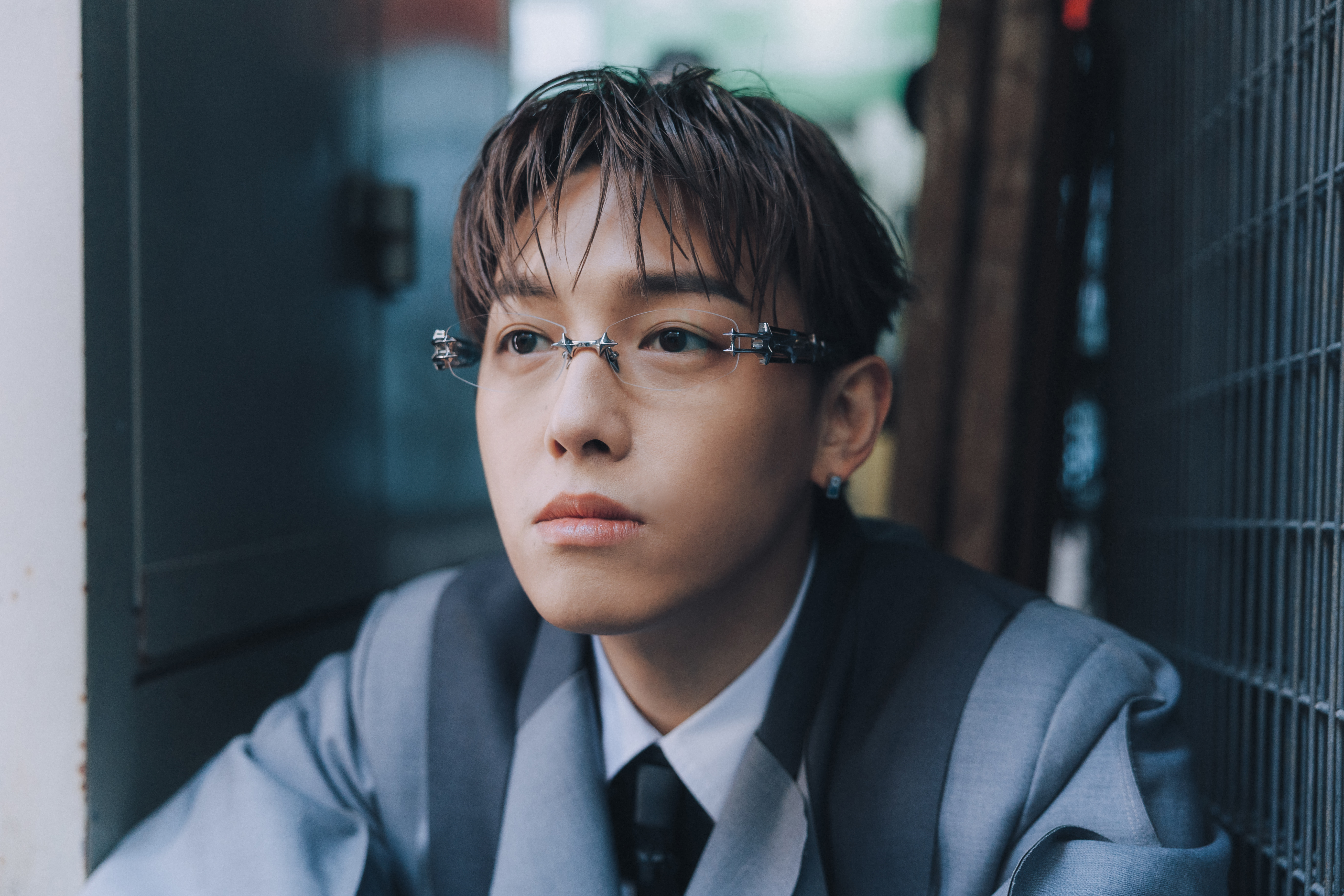 張天賦〈無名氏〉MV 眼鏡 look 吊威也回外星,新歌分享日常平凡卻溫暖的時刻