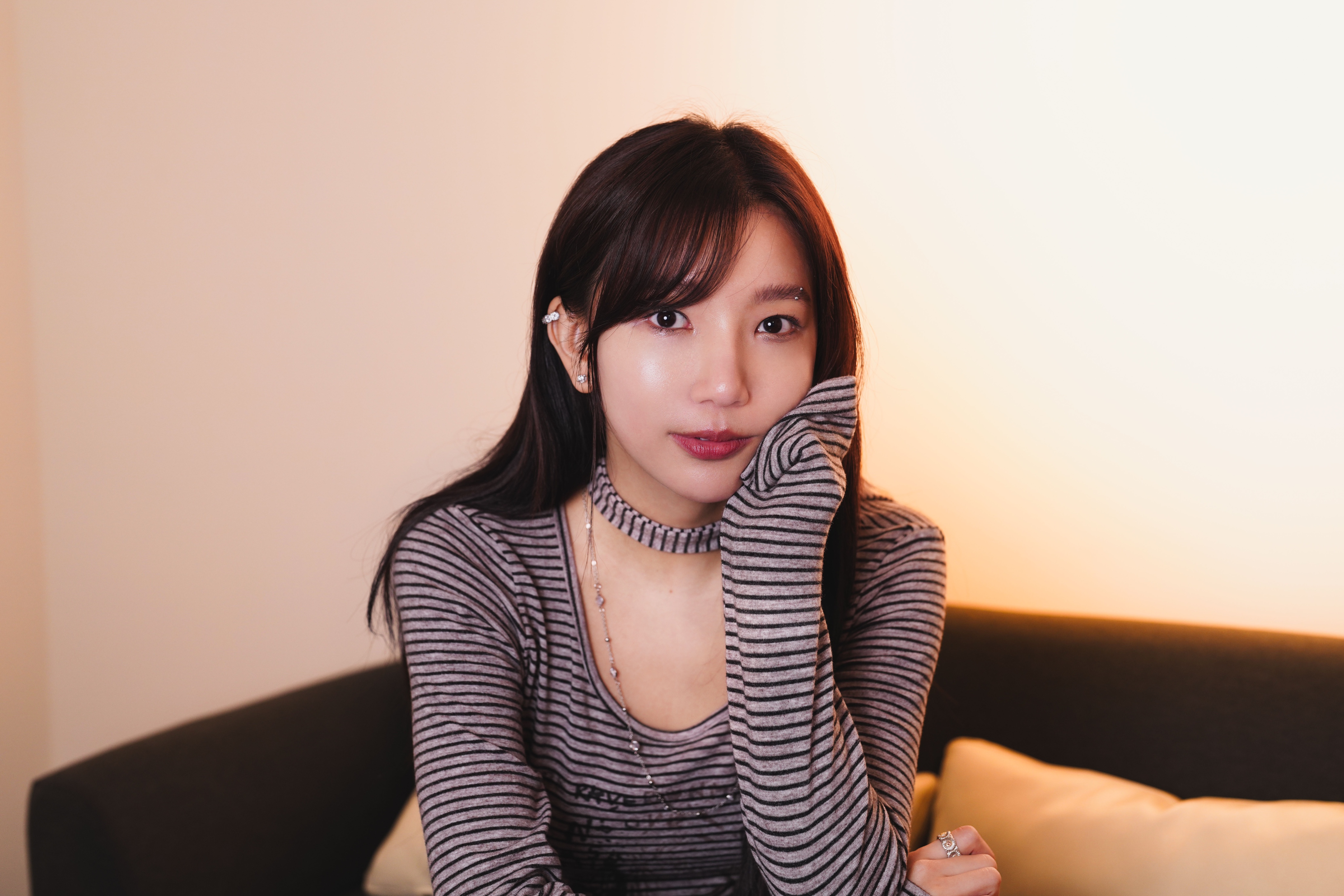 JESS LAW〈分手的一千個因由〉用車廂比喻愛的牢寵，落車再做朋友，脫離愛的禁錮