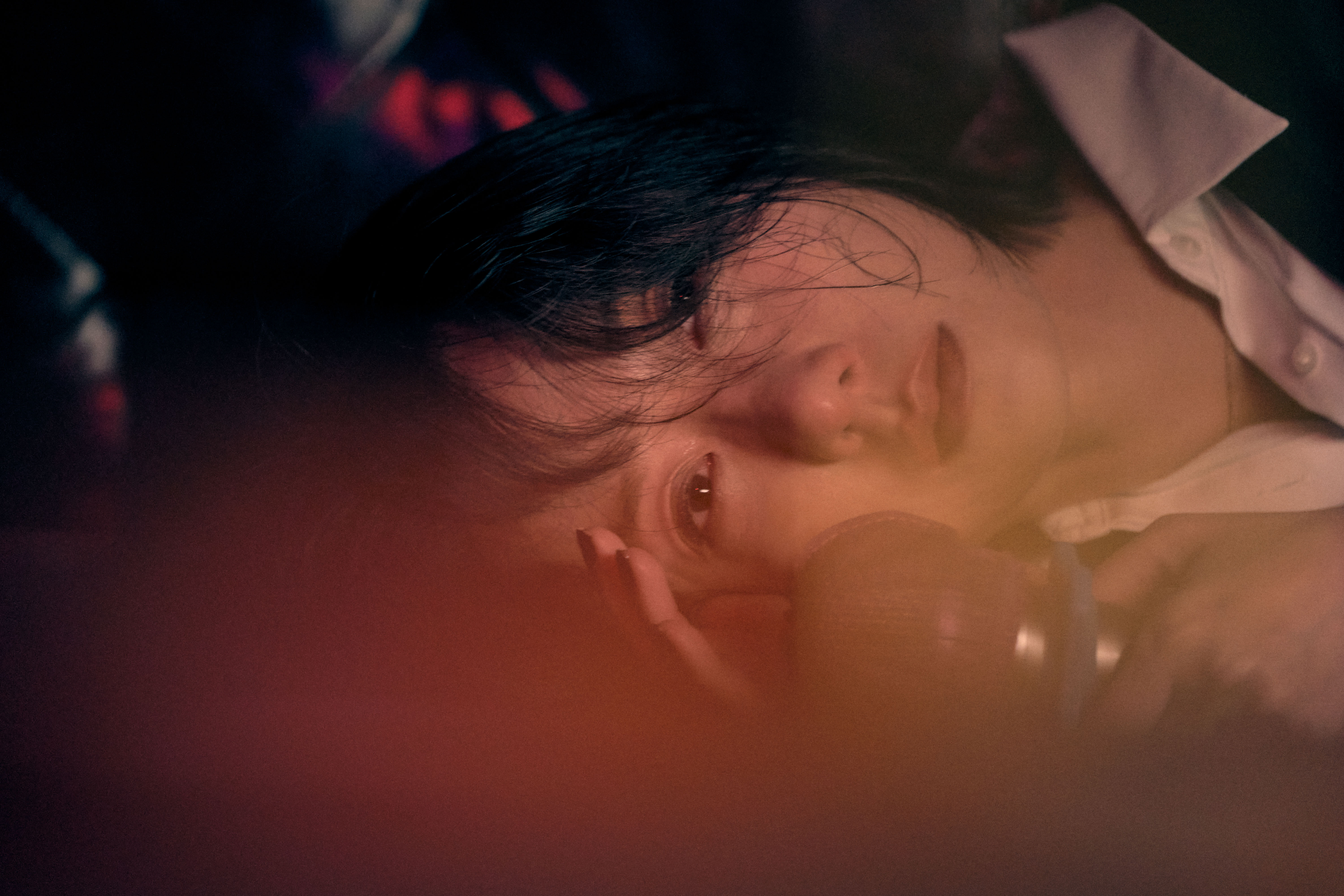 泳兒為新歌〈散光〉首擔任 MV 導演，歌詞回應 16 年前作品〈有誰來愛我〉